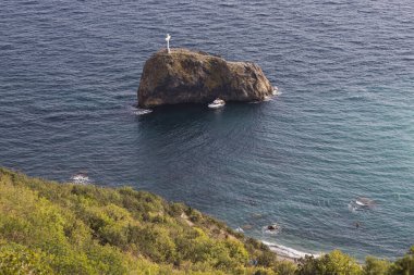 Kırım. Cape Fiolent 'te. Jasper plajı. Çapraz kaya