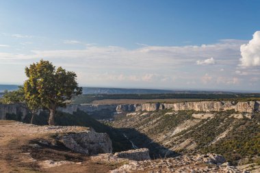Kırım. Bakhchisarai. Chufut-Kale mağarası. Besh-Kosh Platosu 'nun manzarası