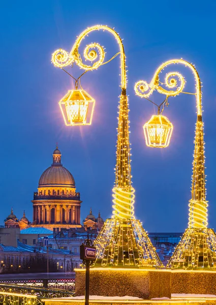 サンクトペテルブルク 新年の装飾におけるクラスノフロツキー橋と聖イサク大聖堂の眺め — ストック写真