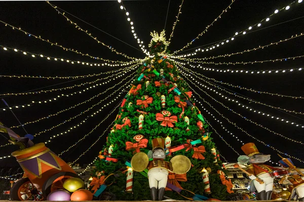 Rusland Sint Petersburg Kerstmarkt Nieuwjaarsboom Manezhnaya Square — Stockfoto