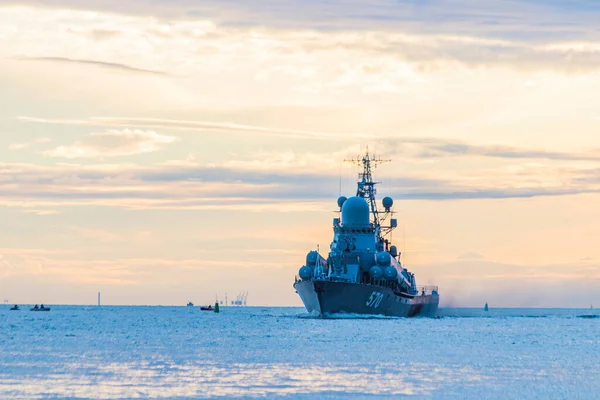 Rússia São Petersburgo Navio Guerra Nas Águas Golfo Finlândia — Fotografia de Stock