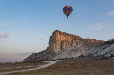 Kırım. Belogorsk 'ta. Beyaz kaya. Balon uçurumun üzerinde yüzüyor.