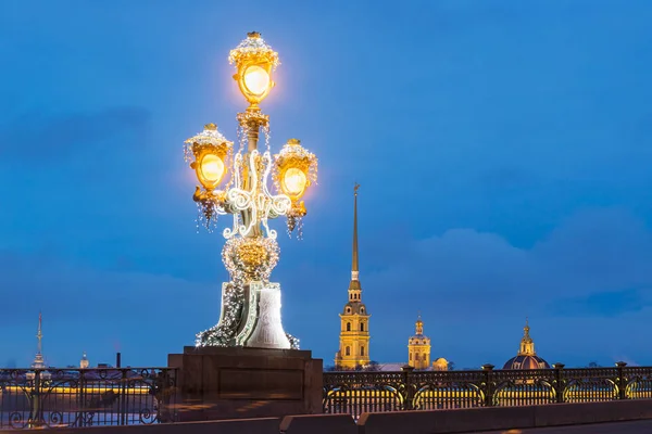 ロシアだ サンクトペテルブルクの新年の街 トリニティ橋とピーターとポール要塞のランタンの眺め — ストック写真