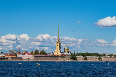 Rusya 'nın St. Petersburg kentindeki Peter ve Paul Kalesi ve Neva Nehri manzarası