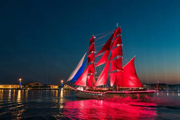 Sint Petersburg Scarlet Sails 2021 Zeilboot Met Scharlaken Zeilen Tegen — Stockfoto