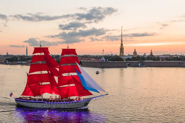 Санкт Петербург Scarlet Sails 2021 Парусник Алыми Парусами Фоне Петропавловской — стоковое фото
