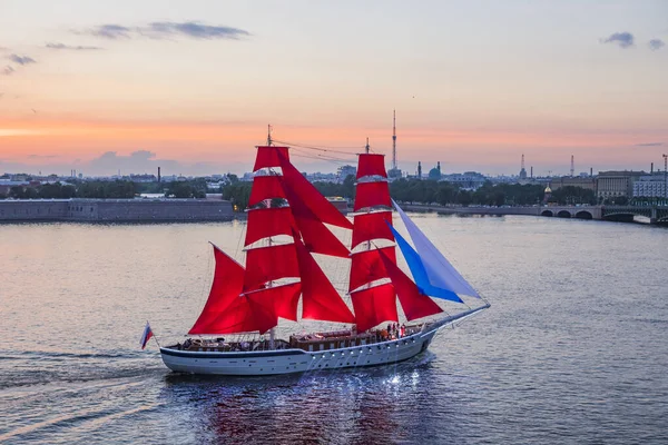 Sint Petersburg Scarlet Sails 2021 Zeilboot Met Scharlaken Zeilen Tegen — Stockfoto