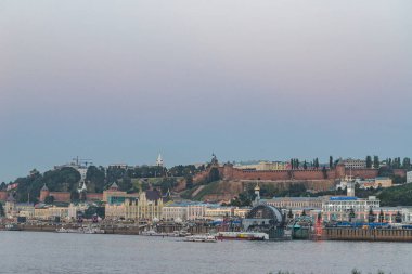 - Rusya. Nizhny Novgorod, ok ile şehir manzarası. Nehir İstasyonu ve Kremlin
