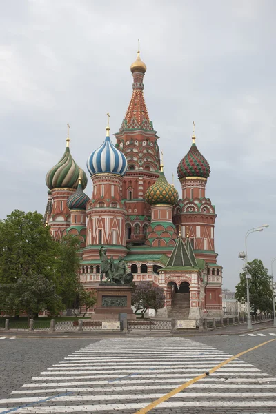 La Russie. Moscou. Cathédrale Pokrovsky (St. Basil's Cathedral) sur la Place Rouge tôt le matin — Photo