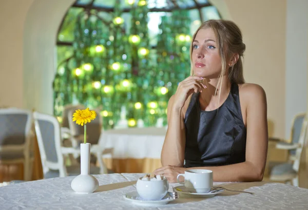 Meisje dat koffie drinkt in een café — Stockfoto