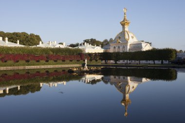 Peterhof. Çeşmeler ve göletler kare köşk ile kartal görünümünü