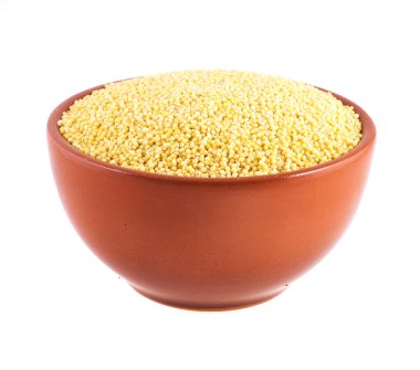 Beyaz arka planda izole edilmiş bir kasede Pearl Barley