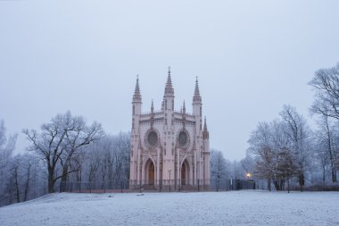 Peterhof. Park Alexandria'Gotik Şapel