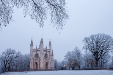 Peterhof. Park Alexandria'Gotik Şapel
