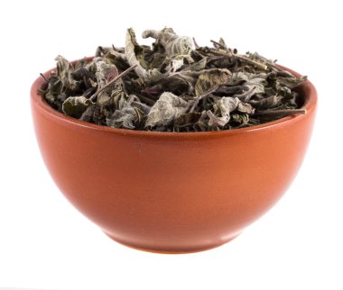 Beyaz arka plan üzerinde izole bir kase kuru nane