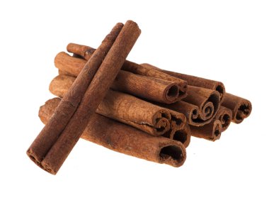 Tarçın, beyaz arka plan üzerinde izole