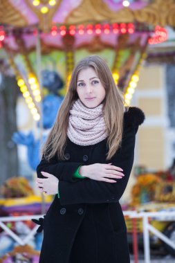 Kız atlıkarınca arka plan üzerinde siyah ceket