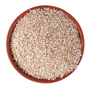 Beyaz arka plan üzerinde izole bir kabın içinde arpa Mısır gevreği