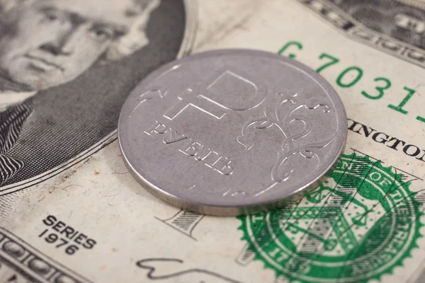 Change de devises. Rouble russe pièce repose sur un billet de deux dollars US — Photo