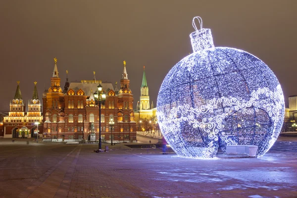 Russland. Moskva. Juleball i bakgrunnen av det historiske museet – stockfoto