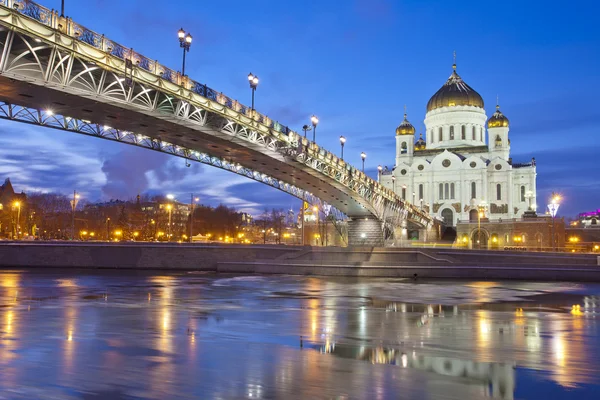 Ryssland. Moskva. Utsikt över katedralen Kristus Frälsaren och patriarkala bridge — Stockfoto