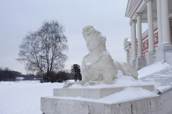 Rusland. Moskou. Kuskovo. Sphinx beeldhouwkunst aan de ingang van het paleis — Stockfoto