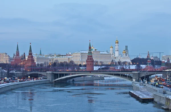 Rusland. Moskou. Weergave van de grote stenen brug en het Kremlin — Stockfoto