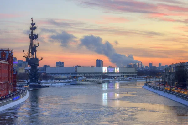 Россия. В Москве. Вид с Патриаршего моста на реку Панорама Москвы . — стоковое фото