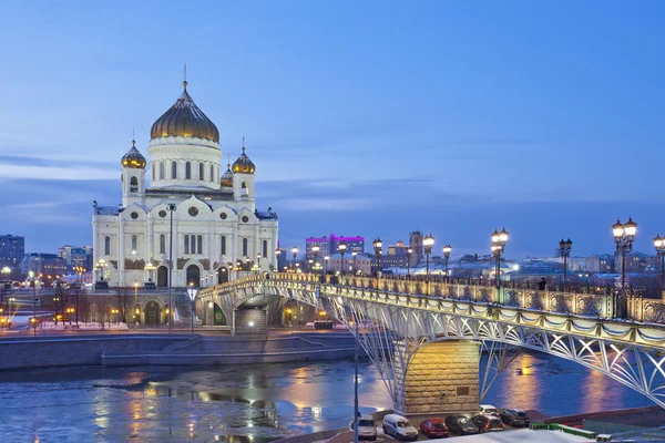 Russland. Moskau. Blick auf die Kathedrale von Christus dem Erlöser und die patriarchalische Brücke — Stockfoto