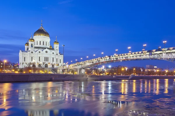 Rusland. Moskou uitzicht op de kathedraal van Christus de Verlosser en de patriarchale brug — Stockfoto