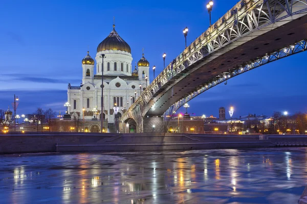 Rusya. Moskova görünümü kurtarıcı İsa Katedrali ve ataerkil Köprüsü — Stok fotoğraf