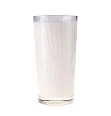 Beyaz arka planda bir bardak süt.