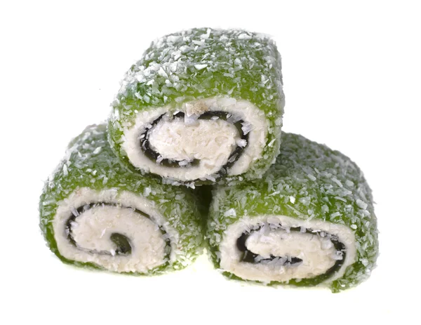Orientální cukrovinky jako měkké cukroví nugát "Roll", izolovaných na bílém pozadí — Stock fotografie