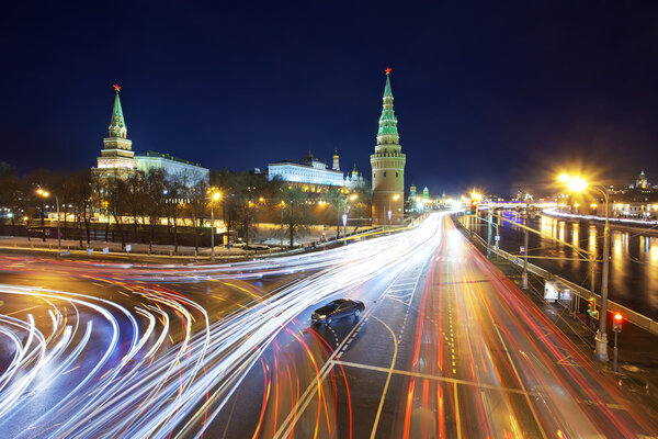 Россия. В Москве. Вид с Большого каменного моста на Кремль

