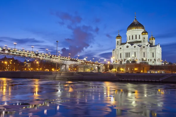 Rusland. Moskou. Uitzicht op de kathedraal van Christus de Verlosser en de patriarchale brug — Stockfoto