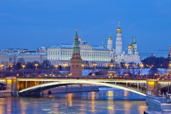 Rusia. Moscú. Vista del Gran Puente de Piedra y el Kremlin —  Fotos de Stock