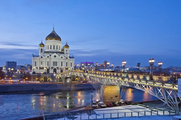 Ryssland. Moskva. Utsikt över katedralen Kristus Frälsaren och patriarkala bridge — Stockfoto