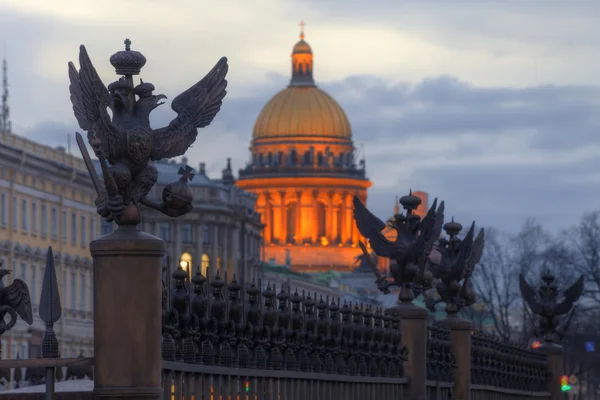 La Russie. Saint-Pétersbourg. Schlossplatz. Aigles - éléments décoratifs du treillis Colonne Alexander — Photo