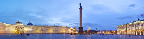 Oroszország. St. Petersburg. Panorámás kilátás nyílik a palota tér — Stock Fotó