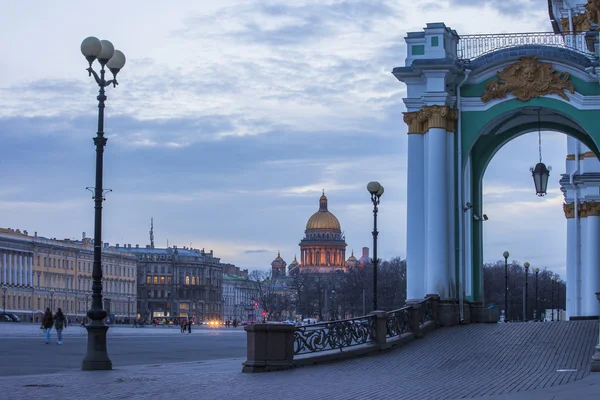 Rusland. Sint-Petersburg. Weergave van Palace Square, het gebouw van de Hermitage van St. Isaac's Cathedral — Stockfoto