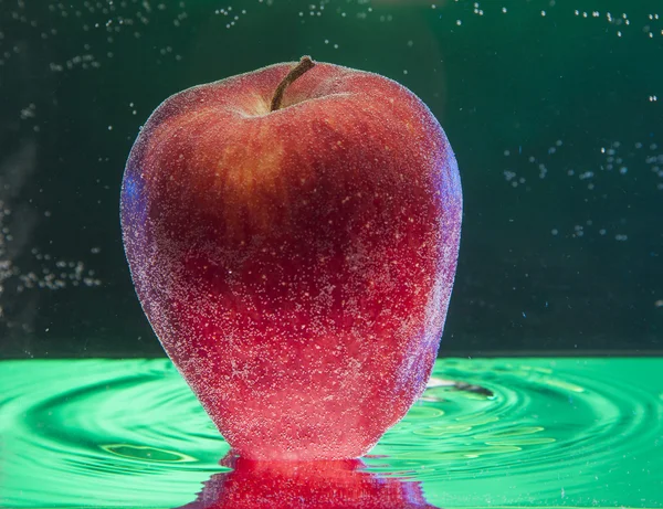 Apple μείωσε στο νερό — Φωτογραφία Αρχείου