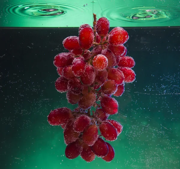 Kırmızı üzüm demet suya düştü — Stok fotoğraf