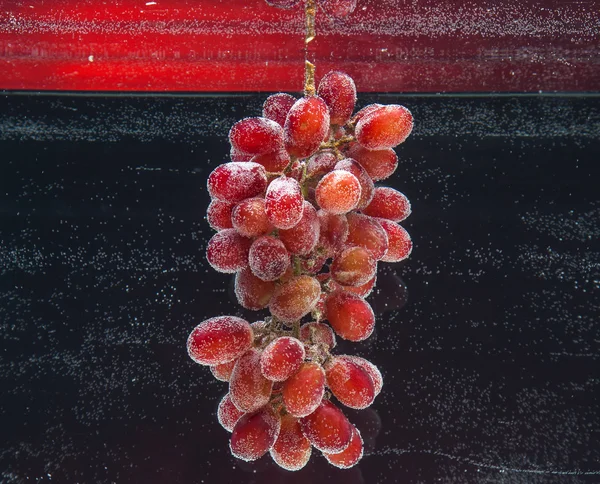 Kırmızı üzüm demet suya düştü — Stok fotoğraf