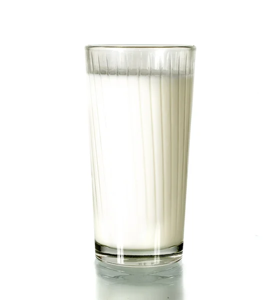 Glas Milch auf weißem Hintergrund — Stockfoto