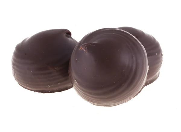 Marshmallows em chocolate, isolado sobre fundo branco — Fotografia de Stock