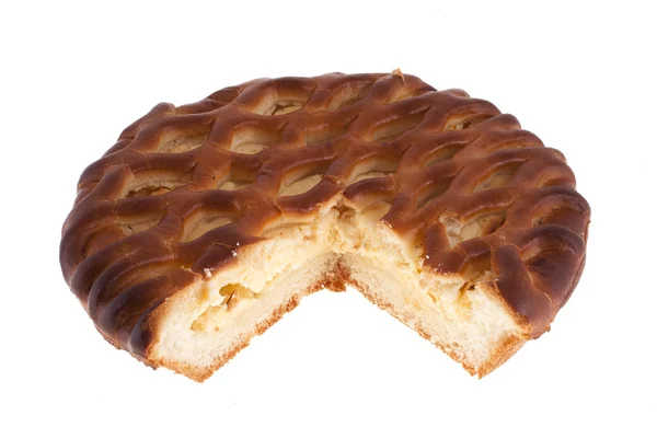 Stuk gesneden uit een cheesecake geïsoleerd op een witte achtergrond — Stockfoto