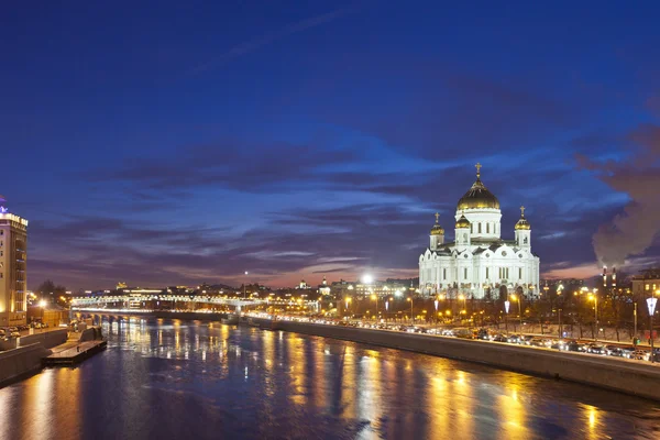 Rusland. Moskou. Uitzicht op de Moskou rivier en Christus de Verlosser-Kathedraal — Stockfoto