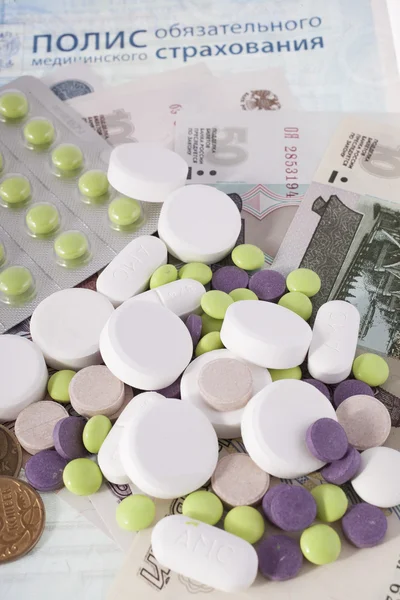 Tratamiento: Polis omitió medeinskogo dinero del seguro y píldoras — Foto de Stock