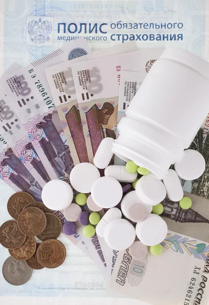 Tratamiento: Polis omitió medeinskogo dinero del seguro y píldoras — Foto de Stock