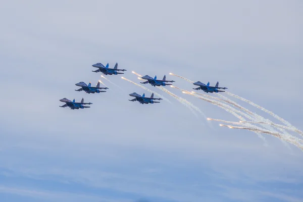 Kunstvlieger team "Gierzwaluwen" in de lucht op een air show, "Militaire dienstcontract - uw keus!", St. Petersburg — Stockfoto